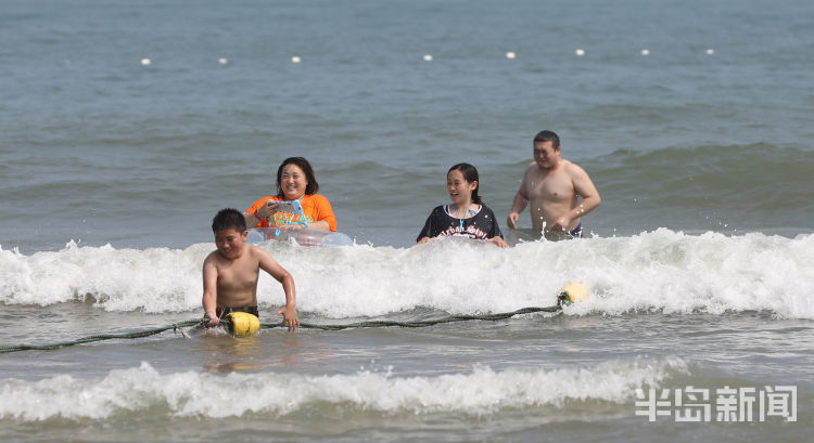 下海|青岛石老人海水浴场市民游客下海享清凉