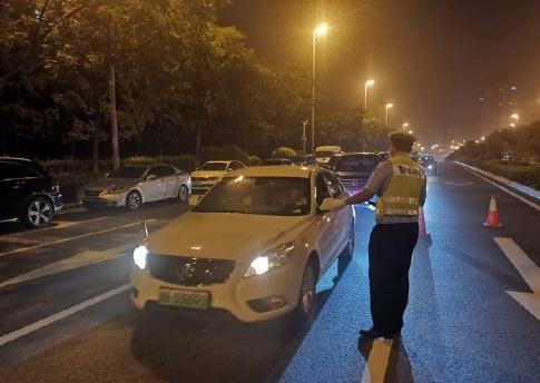 夜查|崂山交警持续夜查行动 为广大学子营造良好备考环境