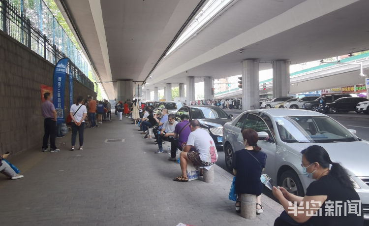 各考点|高考第二天 青岛各考点考生从容赶考