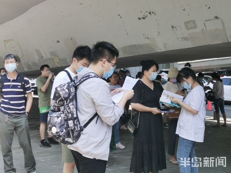 各考点|高考第二天 青岛各考点考生从容赶考