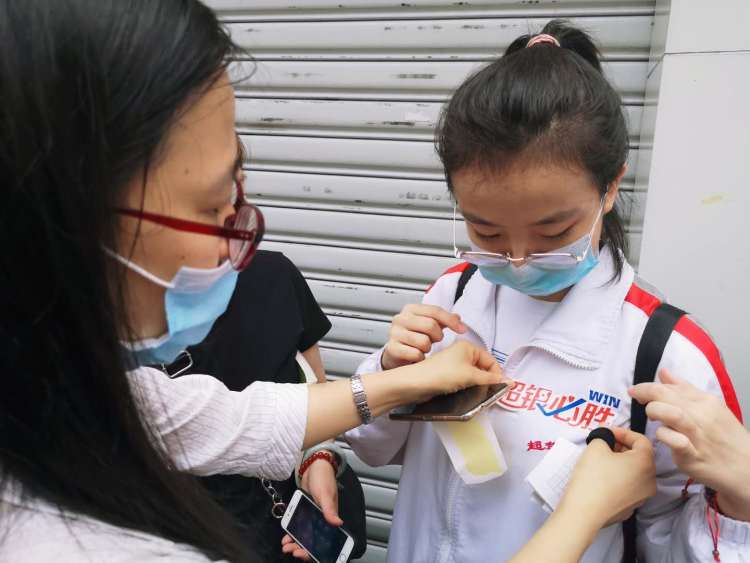 超银|青岛超银教师全程护送为首届高三毕业生加油