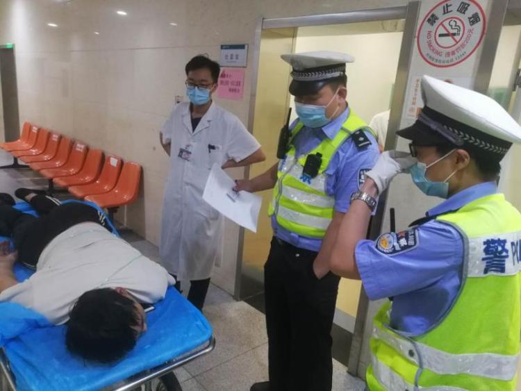 送医|开车走神引事故 青岛民警护送受伤乘客送医救治