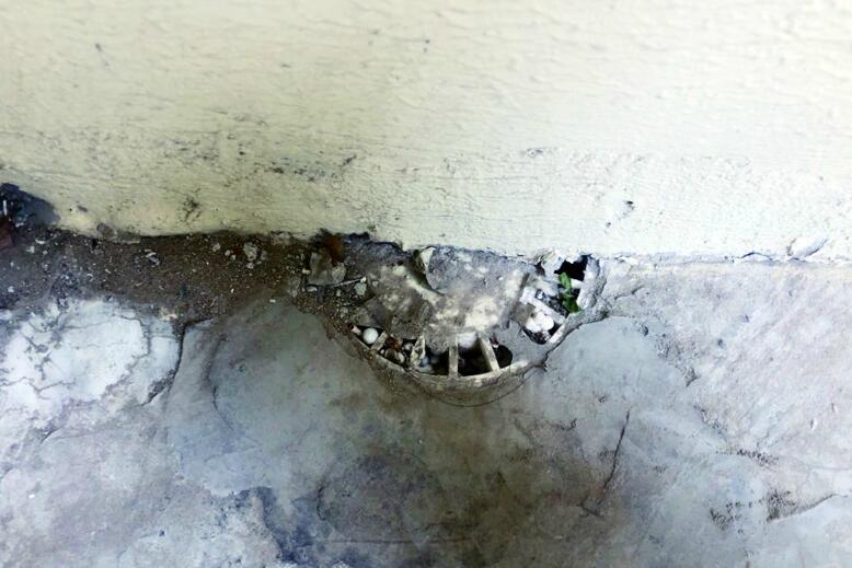 |青岛西海岸康大叶语东山一处毛坯房存质量问题设计缺陷 半边地漏竟“埋”墙里