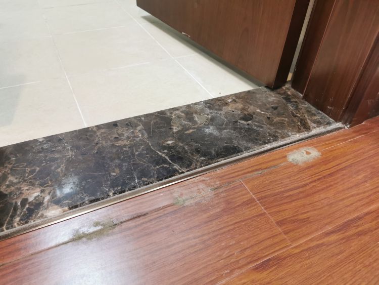 验房|即墨区奥园海泊澜湾小区新房地板竟然发霉了 怎么回事？