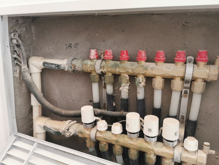 验房|即墨区奥园海泊澜湾小区新房地板竟然发霉了 怎么回事？