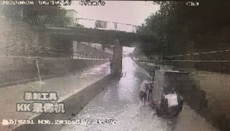 急伸|三轮车陷入水中被困 城阳940公交车驾驶员急伸援手