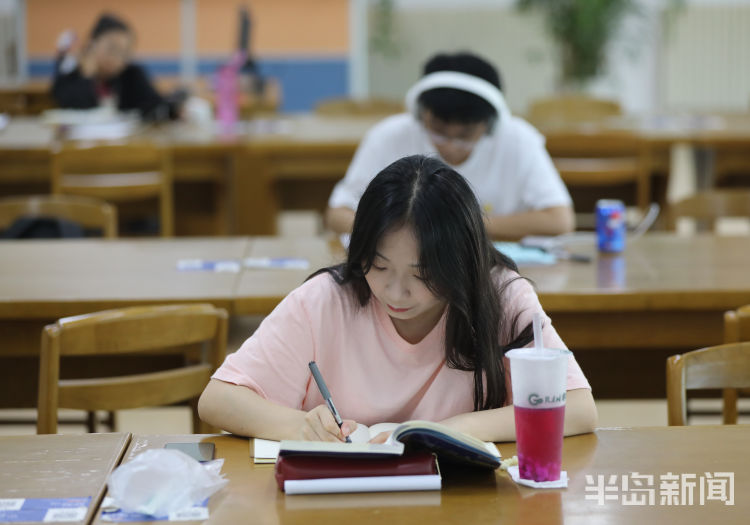 考研|青岛科技大学崂山校区图书馆内：大三学生暑假留校备战考研