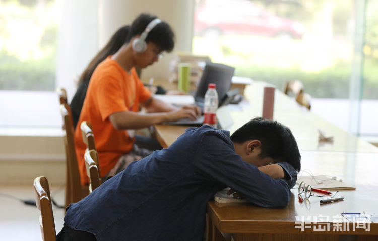 考研|青岛科技大学崂山校区图书馆内：大三学生暑假留校备战考研