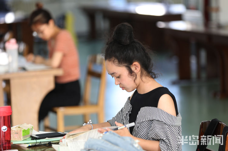 考研|青岛科技大学崂山校区图书馆内：大三学生暑假留校备战考研