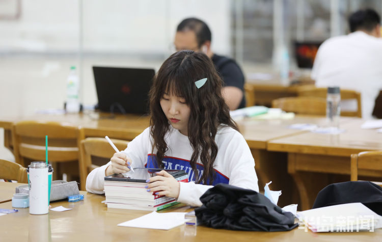 考研|青岛科技大学崂山校区图书馆内：大三学生暑假留校备战考研