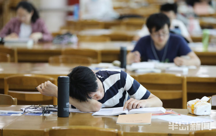 考研|青岛科技大学崂山校区图书馆内：大三学生暑假留校备战考研