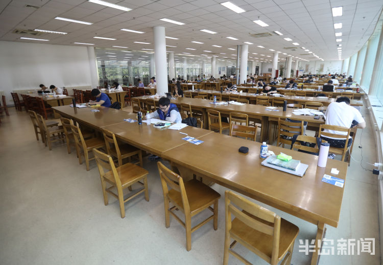 考研|青岛科技大学崂山校区图书馆内：大三学生暑假留校备战考研