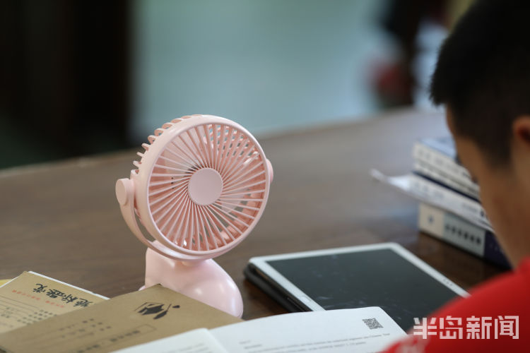 考研|青岛科技大学崂山校区图书馆内：大三学生暑假留校备战考研