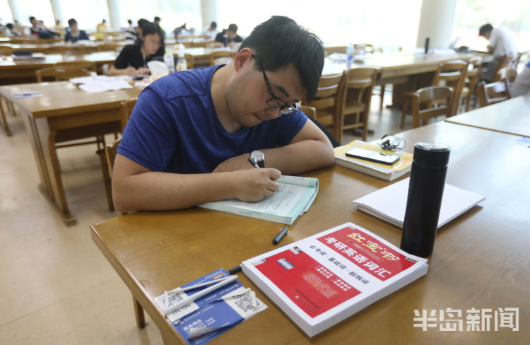 考研|青岛科技大学崂山校区图书馆内：大三学生暑假留校备战考研