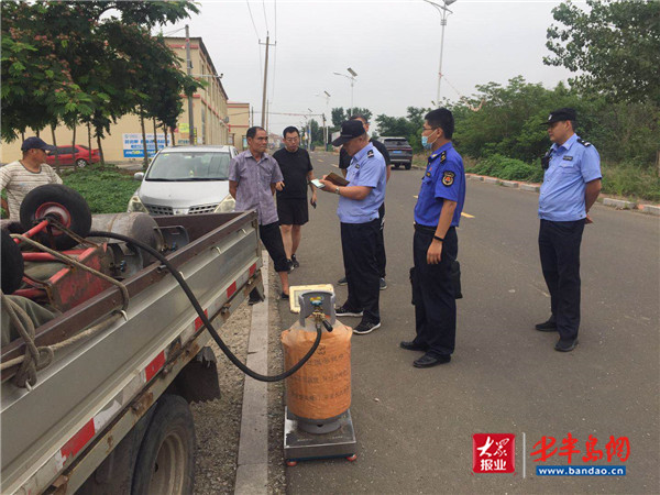 |青岛市综合行政执法支队打击取缔燃气“黑加气站点” 筑牢“安全线”