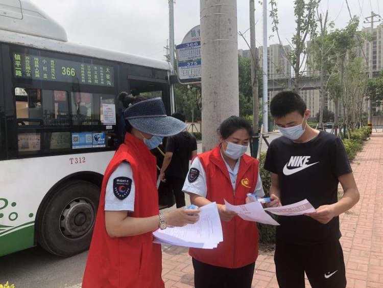 宣传栏|世界人口日 公交市北巴士车站变身“宣传栏”