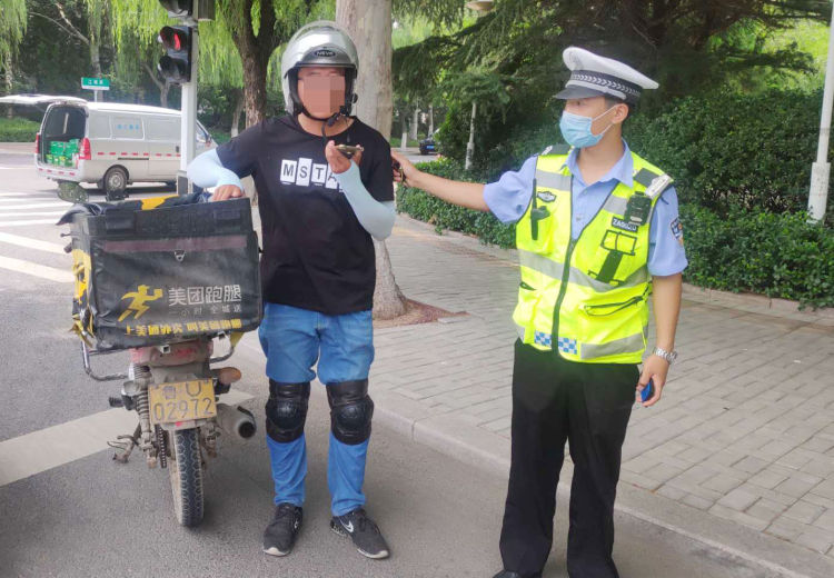 外卖|城阳一摩托车骑手用捡来号牌送外卖 被罚2000元