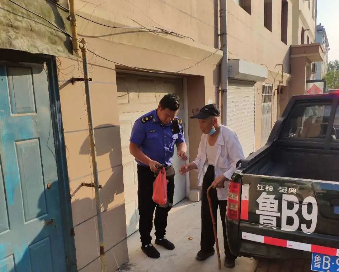 执法为民|90余岁老人不慎走失 西海岸新区珠海综合执法中队帮助找回
