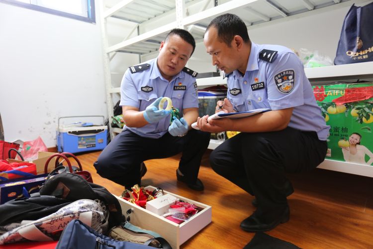 160|黄岛区民警抓获一名“蒙面大盗”涉案财物160多件