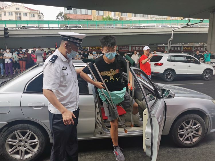 守护|青岛3.7万高考生奔赴考场 你的高考 他们守护