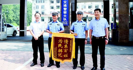 送医|莱西一6岁男童4楼坠下 交警17分钟将其送医