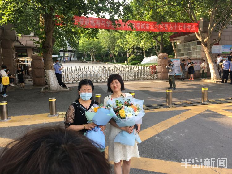 犒劳|高考落幕，拥抱孩子成了家长最好的“犒劳”