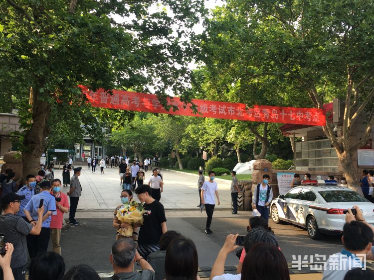 犒劳|高考落幕，拥抱孩子成了家长最好的“犒劳”