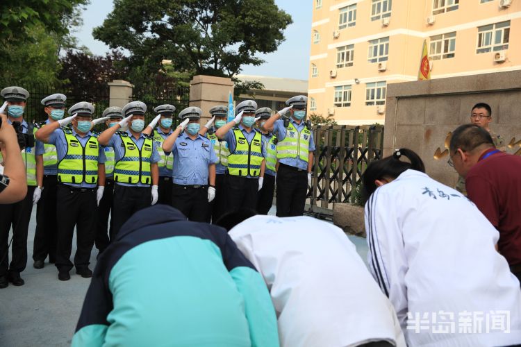 考生|致敬交警叔叔、考生送考生祝福……高考考场外那些暖心的点点滴滴