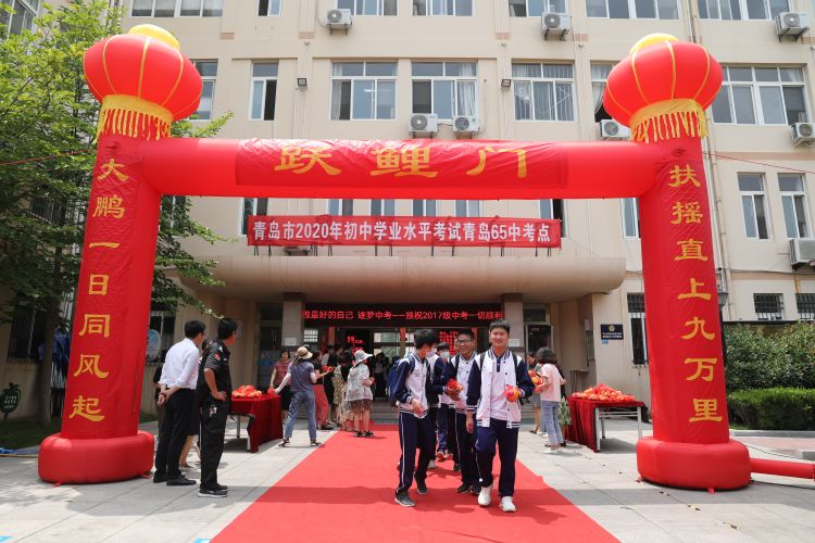 岛城|走红毯、穿跃鲤门！青岛初三生上完“最后一课” 18万考生下周进入中考时间