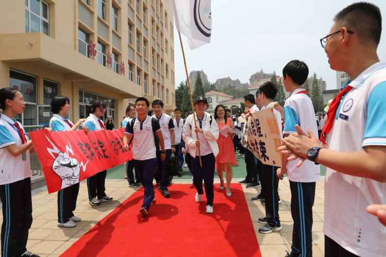 岛城|走红毯、穿跃鲤门！青岛初三生上完“最后一课” 18万考生下周进入中考时间