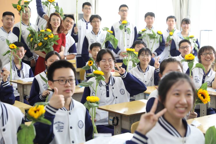 岛城|走红毯、穿跃鲤门！青岛初三生上完“最后一课” 18万考生下周进入中考时间