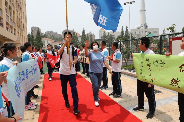 岛城|走红毯、穿跃鲤门！青岛初三生上完“最后一课” 18万考生下周进入中考时间