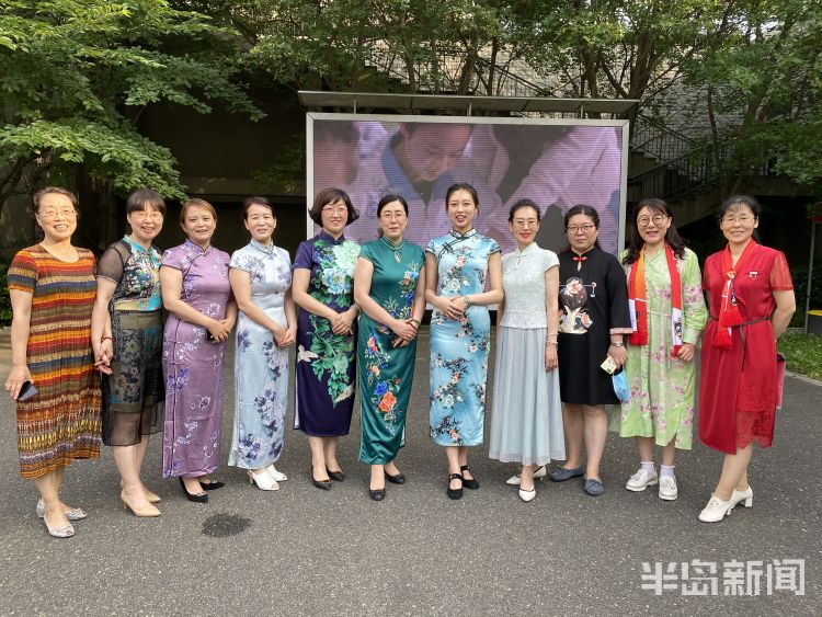 花式|身穿马褂旗袍来助阵 青岛第二实验初级中学老师花式送别祝福初三学子