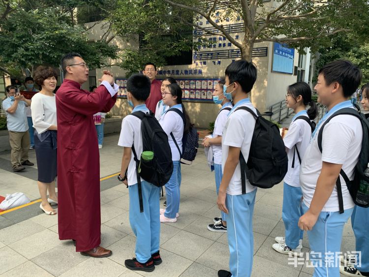 花式|身穿马褂旗袍来助阵 青岛第二实验初级中学老师花式送别祝福初三学子