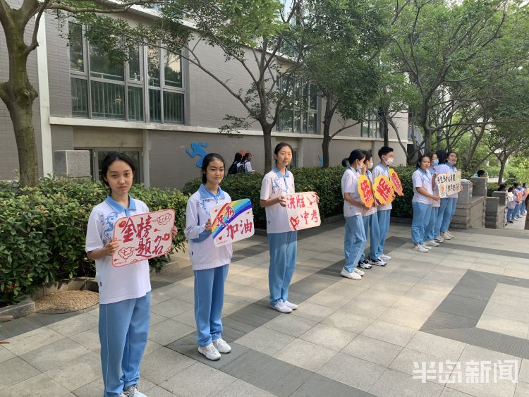 花式|身穿马褂旗袍来助阵 青岛第二实验初级中学老师花式送别祝福初三学子