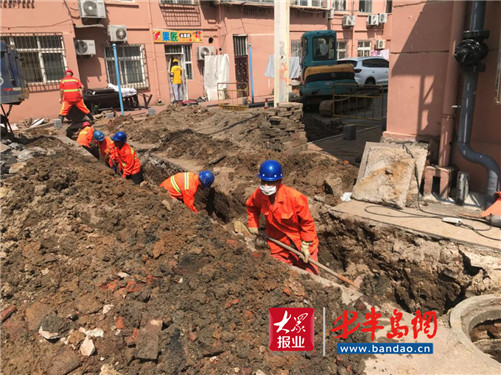 |百年“新华里”更换新管道 老楼院排污不再愁