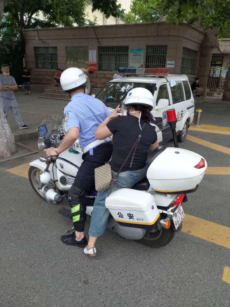 忘带|高考生忘带准考证 青岛市北交警载家长回家取回