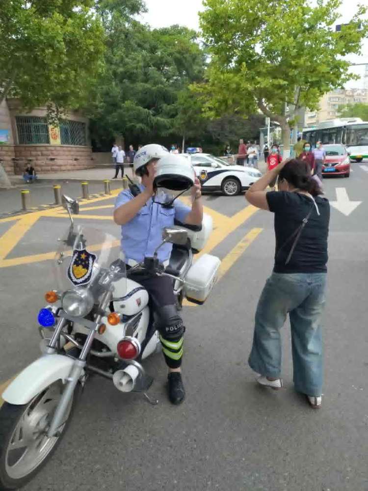忘带|高考生忘带准考证 青岛市北交警载家长回家取回