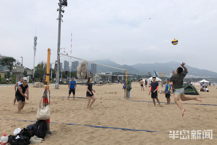 浴场|玩沙子、洗海澡、沙滩排球……夏日青岛石老人海水浴场乐趣多