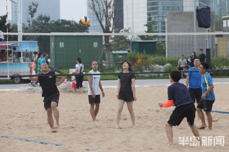 浴场|玩沙子、洗海澡、沙滩排球……夏日青岛石老人海水浴场乐趣多