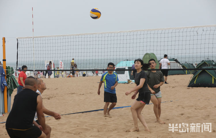 浴场|玩沙子、洗海澡、沙滩排球……夏日青岛石老人海水浴场乐趣多