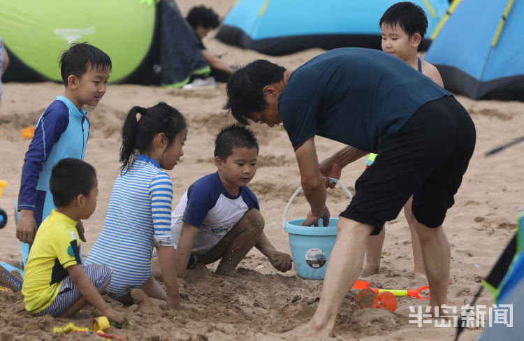 浴场|玩沙子、洗海澡、沙滩排球……夏日青岛石老人海水浴场乐趣多