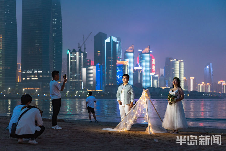 夏夜|夏夜海滨浪漫温馨 青岛三浴海边不少新人拍摄婚纱照