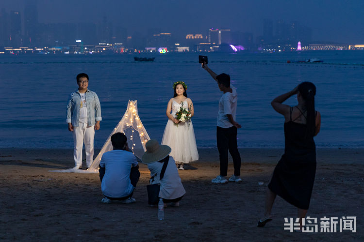 夏夜|夏夜海滨浪漫温馨 青岛三浴海边不少新人拍摄婚纱照