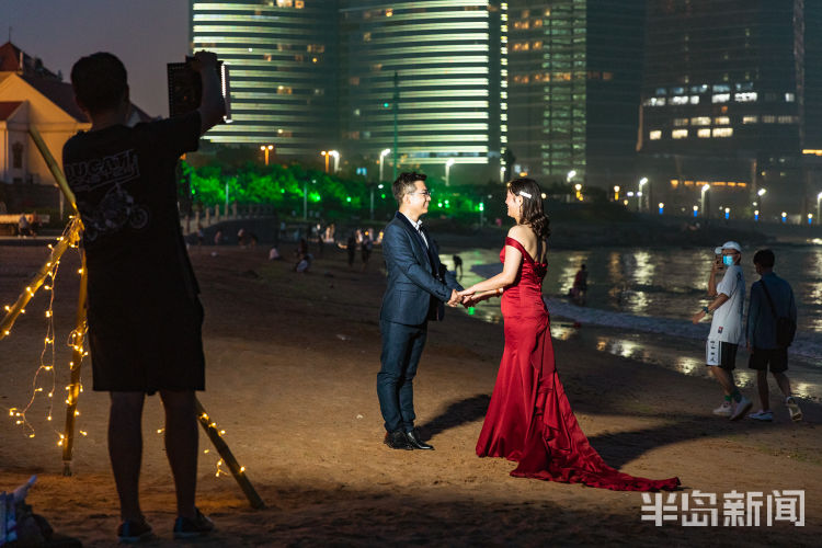夏夜|夏夜海滨浪漫温馨 青岛三浴海边不少新人拍摄婚纱照