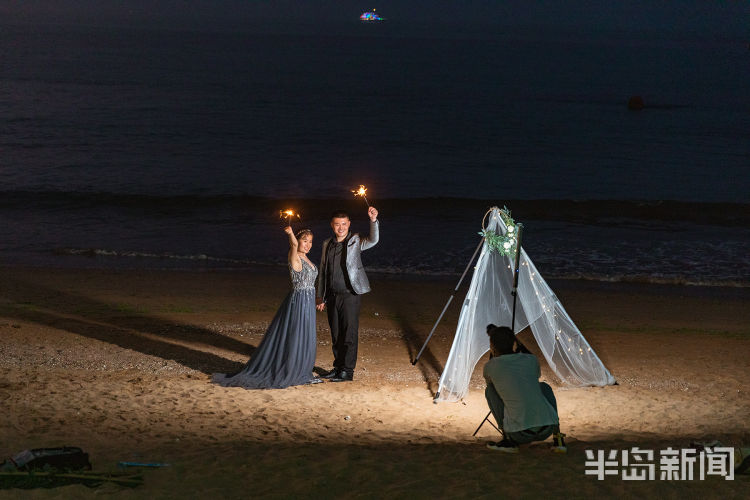 夏夜|夏夜海滨浪漫温馨 青岛三浴海边不少新人拍摄婚纱照