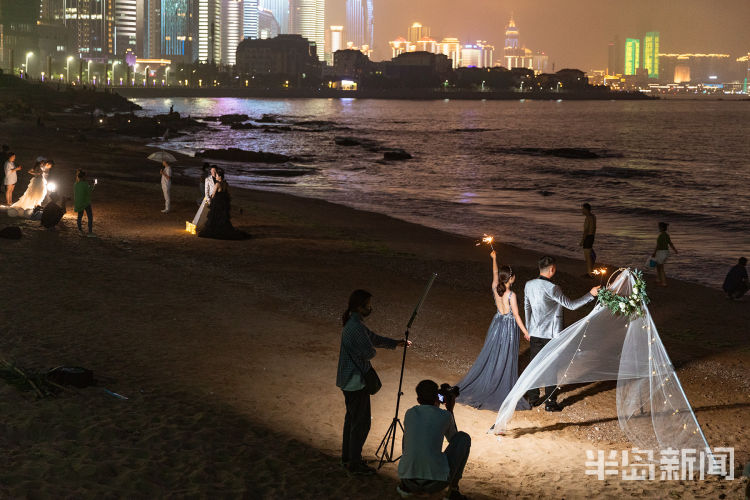夏夜|夏夜海滨浪漫温馨 青岛三浴海边不少新人拍摄婚纱照