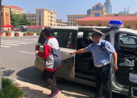 马大哈|粗心高考生准考证落在教室 青岛开发区交警全力相助