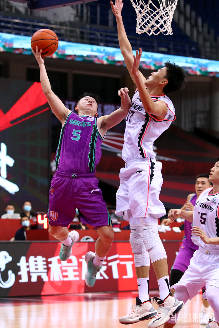 季后赛|CBA第一帅哥亮相青岛 辽宁队赢球提前锁定季后赛