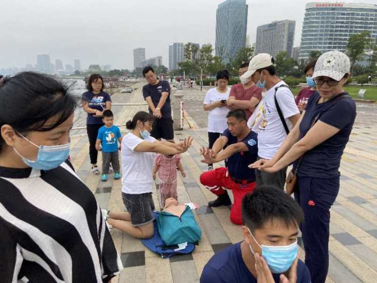 齐点|“摆摊”传授“救命技”市民游客齐点赞 青岛红十字搜救队火了